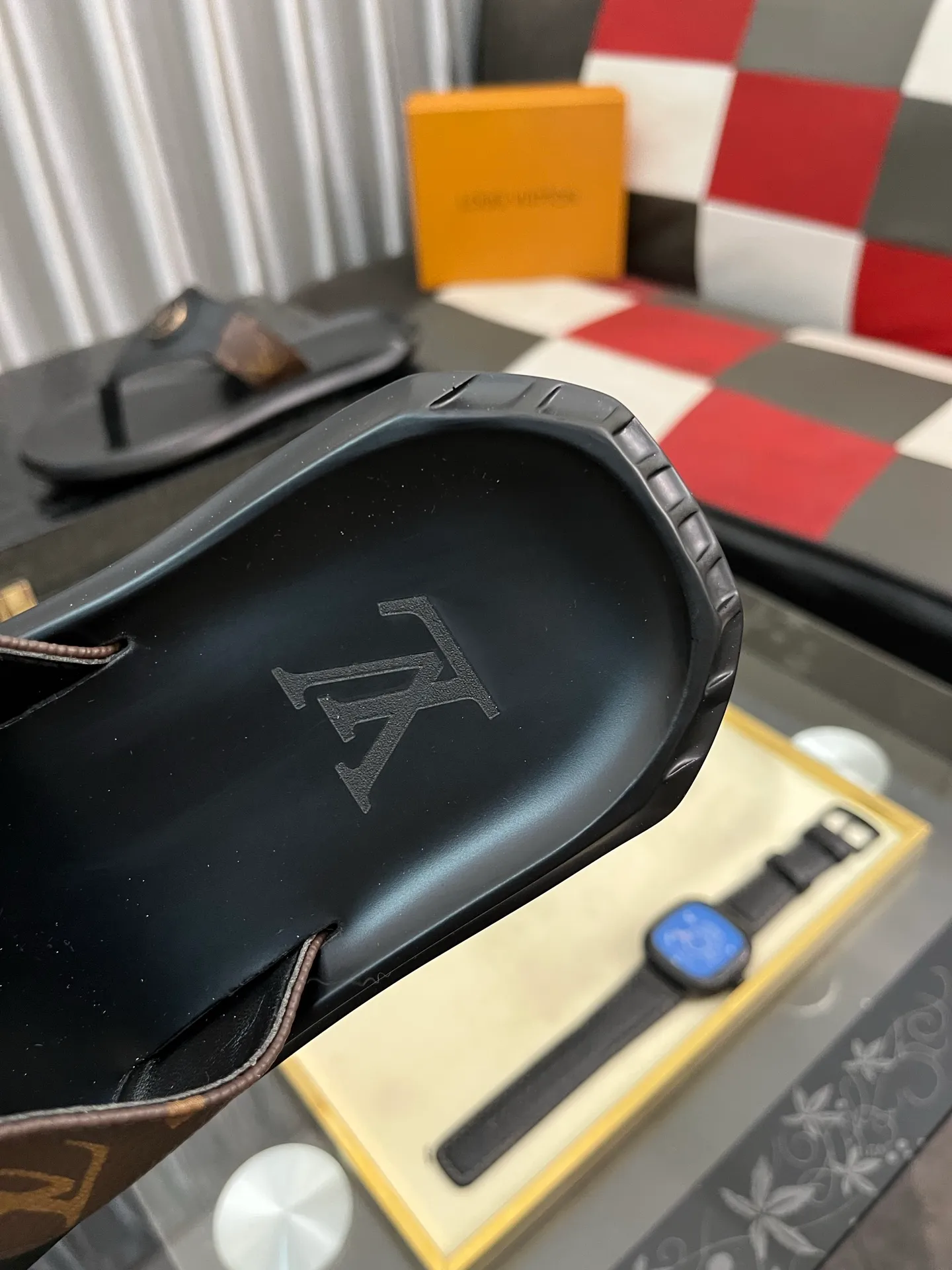 Men's shoes 💰260⌚️⌚️lv-Louis Vuitton) new men's sandals, high-end boutique, exquisite embossed logo decoration on the upper, fine workmanship, super soft soles, casual, loose and comfortable, a must-have in summer! \nsize: 38-443️⃣Colors available